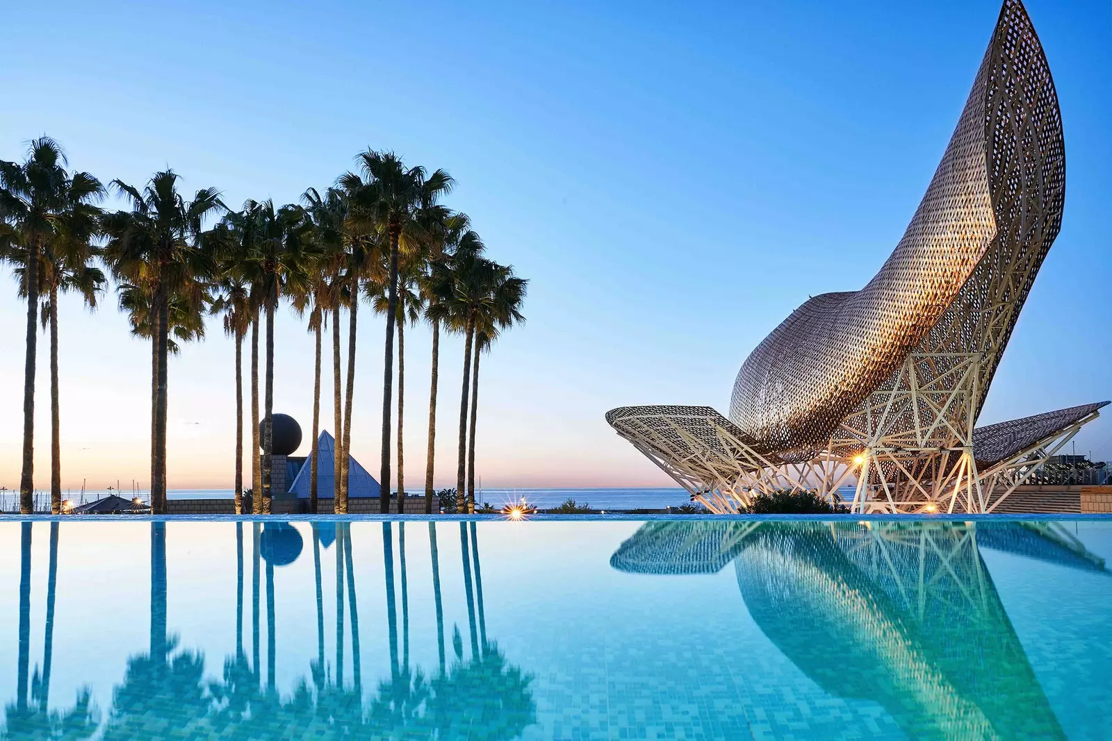 Mir hunn en neit Meedchen an der Stad den Hotel Arts Barcelona mécht 'Infinity Pool' op