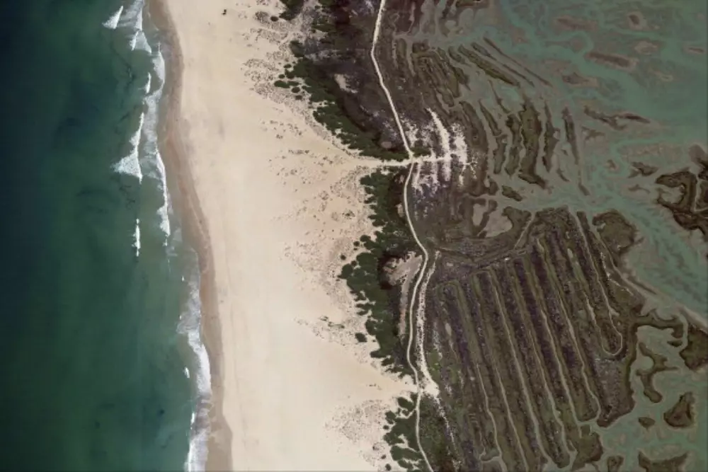 Sjórinn og strendur Sancti Petri í Chiclana de la Frontera Cádiz.