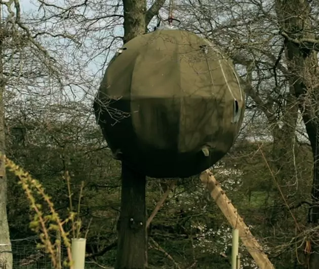 La tente dans les arbres du camping secret est construite sur l'exemple des terriers de mulots.