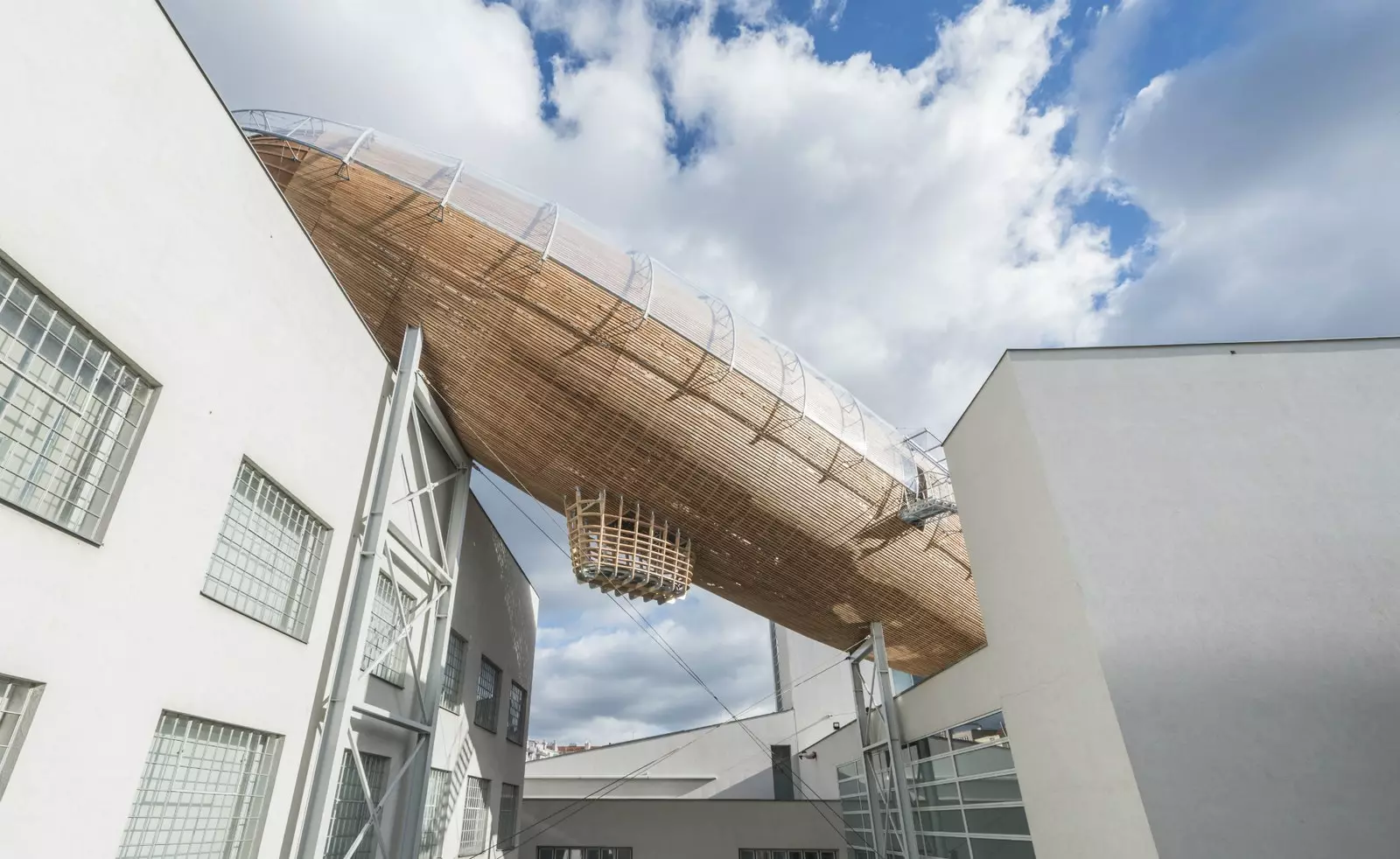 Photographie du grand zeppelin en bois de l'architecte Martin Rajniš à l'exposition HAMR Hut' architektury Martin...