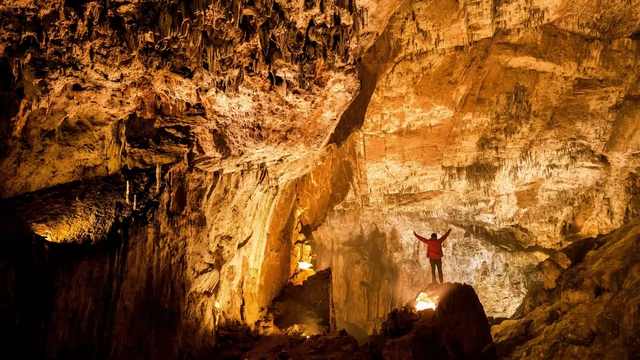 Cuevas de Valporquero: די ונטערערד קאַטידראַל פון לעאָן