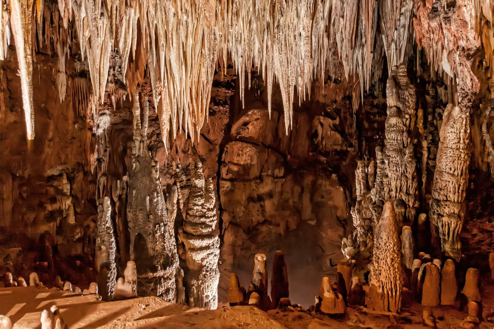 الهوابط والصواعد في Cuevas de Valporquero لها أشكال مستحيلة.