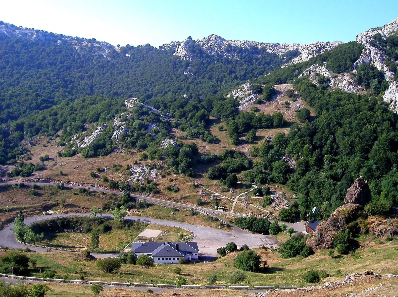 L´entorn al costat de les Coves de Valporquero.