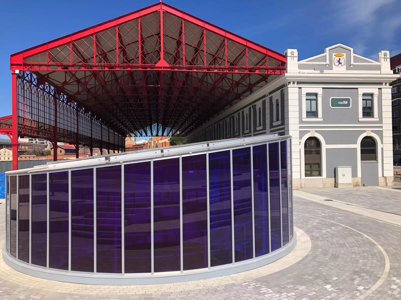 Paseo de los Luceros en feesttent van het historische station van León.