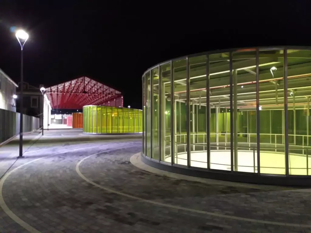 Paseo de los Luceros León'un renkli çatı pencerelerinin gece etkisi.