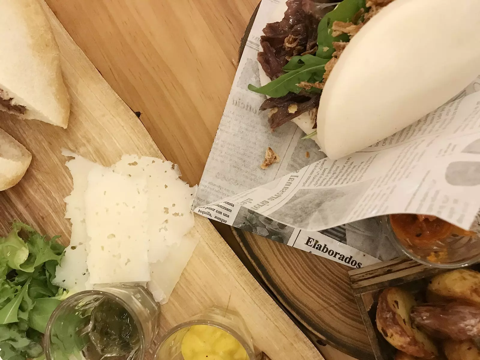 Cheek Bao og Premium Burger í Macondo