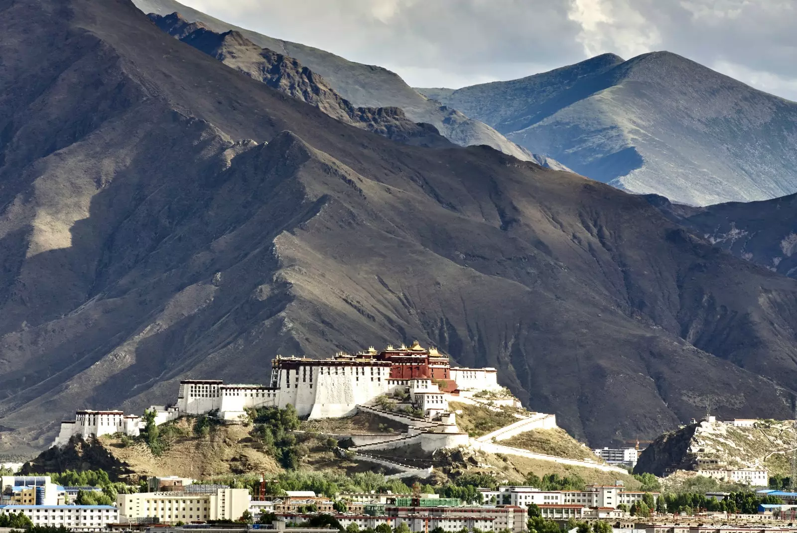 Dans le livre Journey to Lhasa, Alexandra DavidNel raconte son voyage à travers le territoire alors interdit du Tibet.