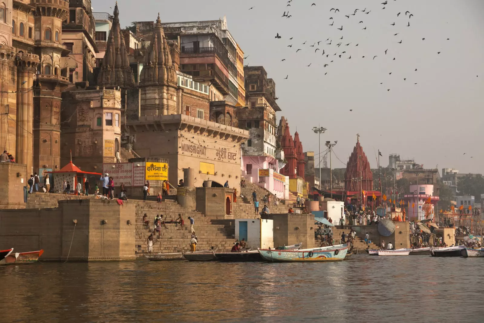 D'Alexandra DavidNel huet sech zu Benars néiergelooss, eng vun de siwen helleg Stied vum Hinduismus um Ufer vum Ganges.