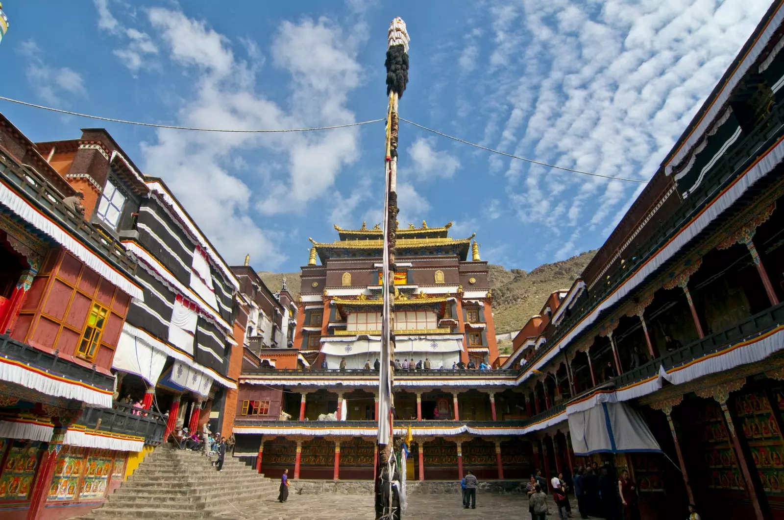 Het Tashilumpo-klooster is de zetel van de Pachen Lama die haar als lama herkende.