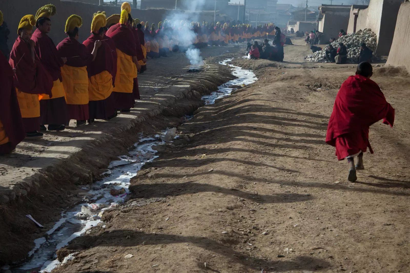 Selama perjalanan penyamarannya melalui Tibet, ia dapat menikmati festival Monlam.