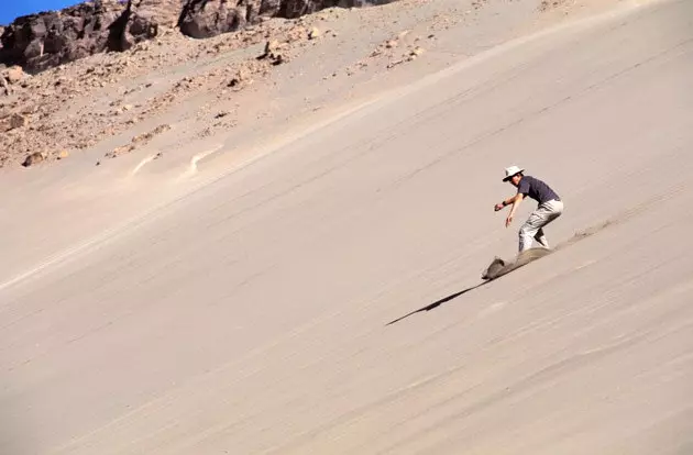 Surfer dans le désert d'Atacama