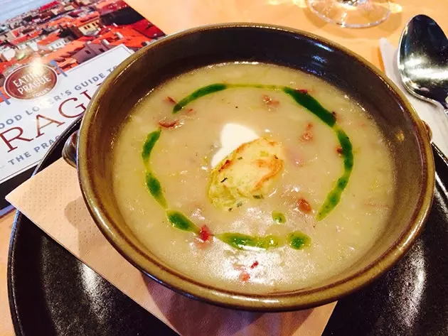 Sopa deliciosa en un lloc misteriós de Praga