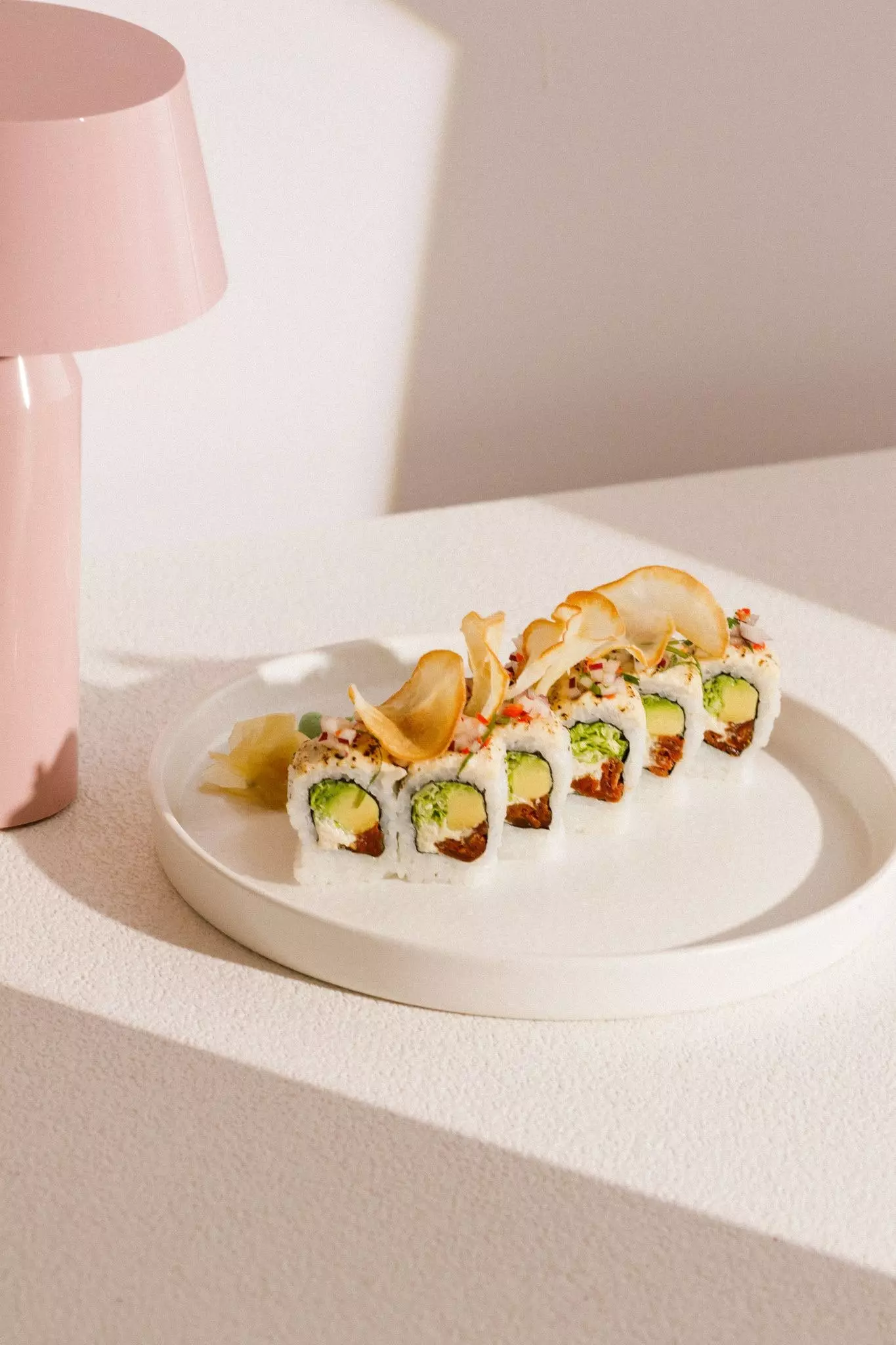 Avokádó nigiri szárított paradicsom és kesudió sajt manióka chipsekkel a Mudr Plant Based Madridban