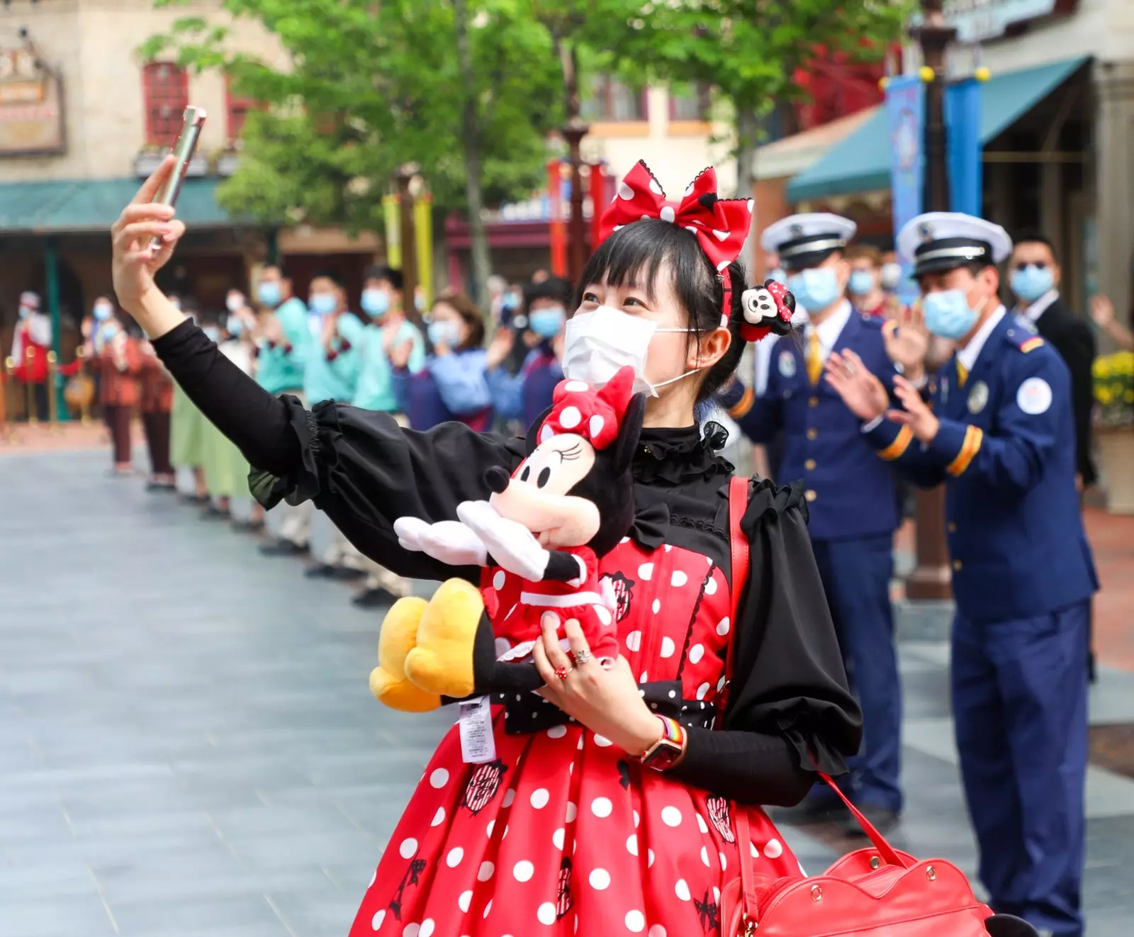 Xangai Disneyland obre al públic després del tancament al gener.