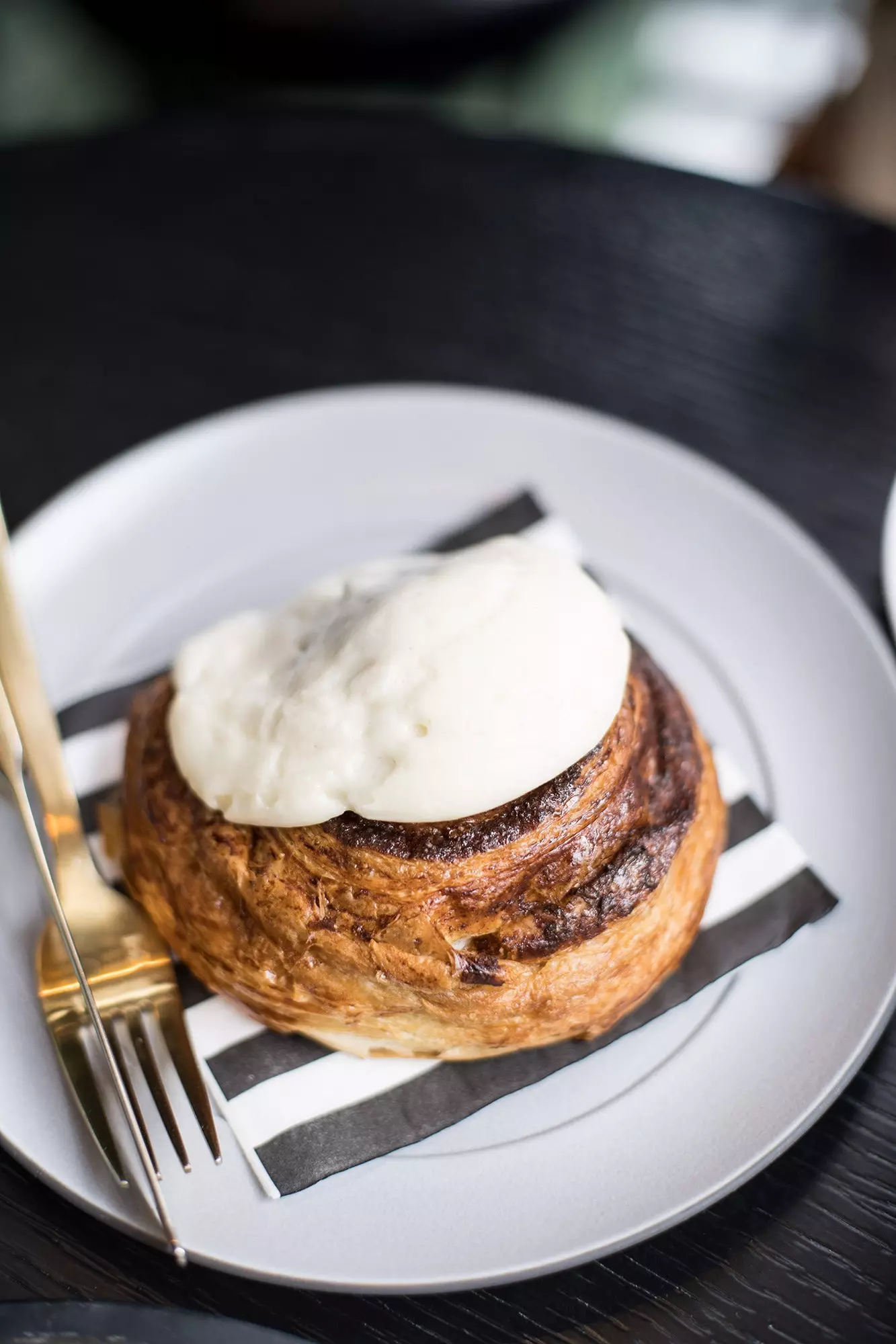 Vinder frisklavet kanelrulle med flødeostfrosting fra Proper Hotel