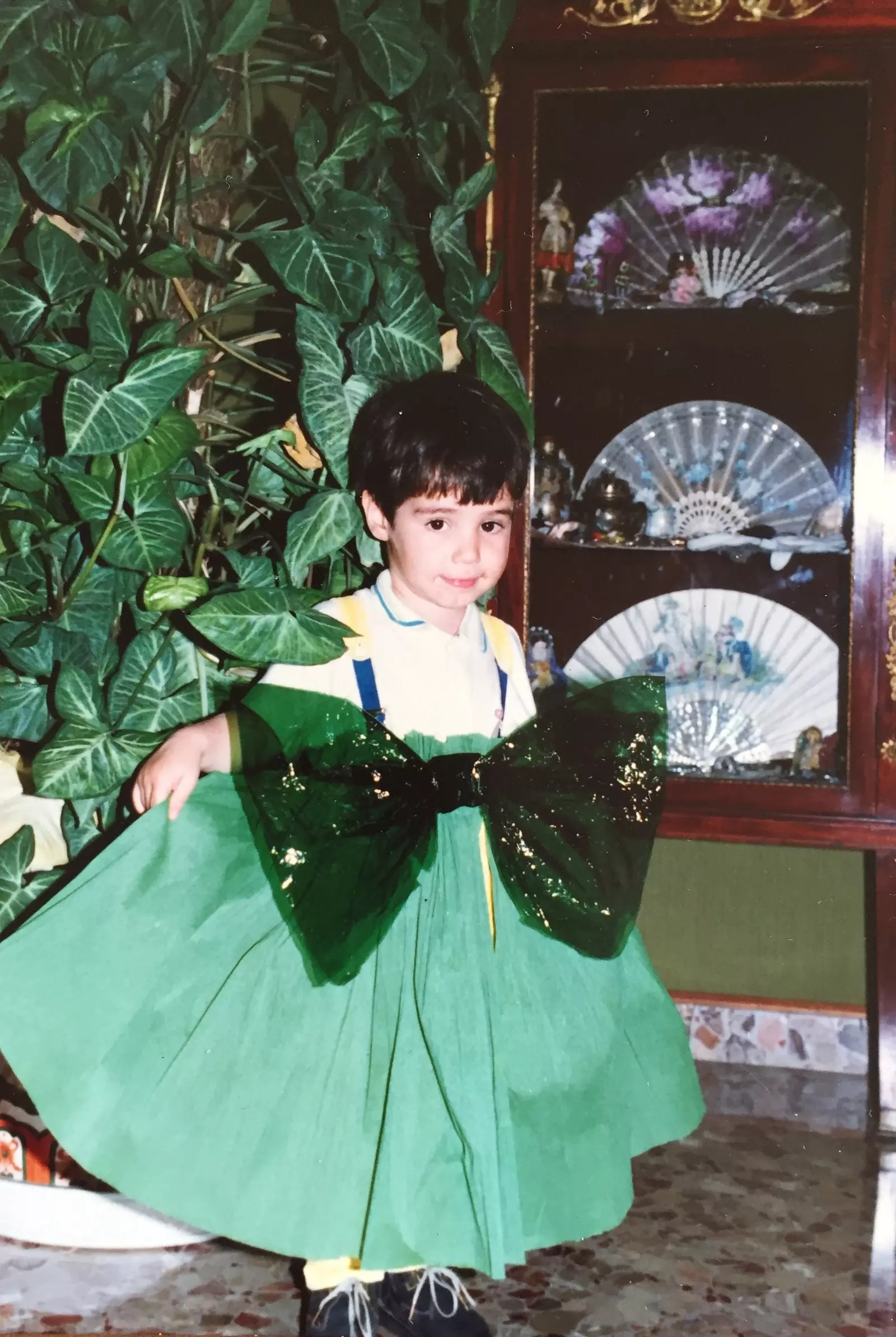 Photographie d'Andrs Borque enfant avec une robe verte et un nœud en cellophane