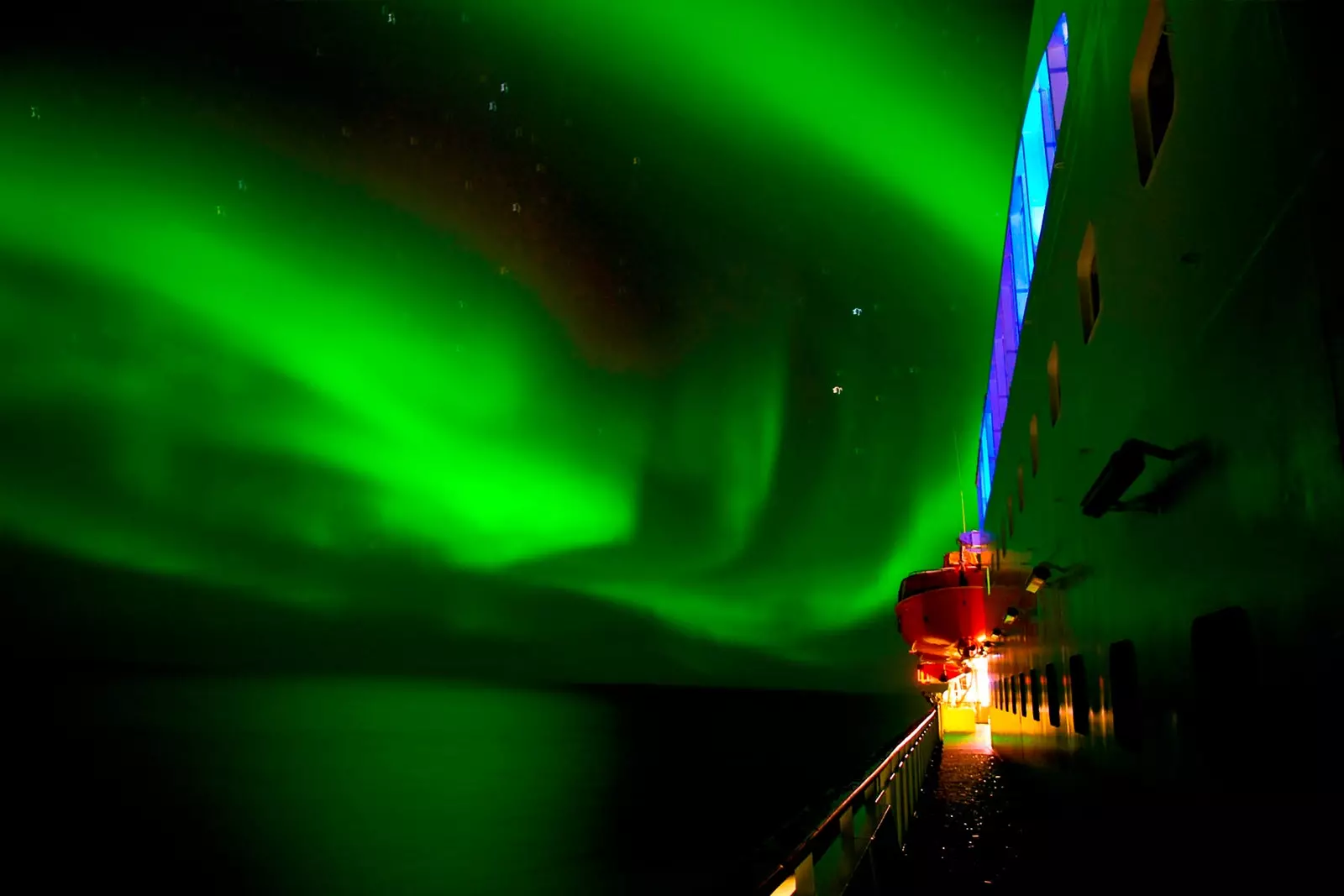 Šiaurės pašvaistė kruiziniame Hurtigruten