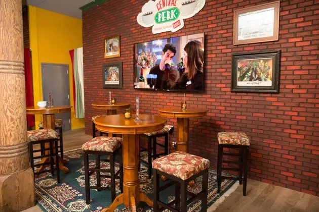 आप Central Perk . की ऊंची मेज़ों पर नाश्ता भी कर सकते हैं