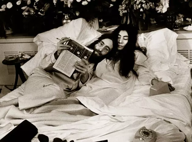 John Lennon och Yoko Ono i full säng