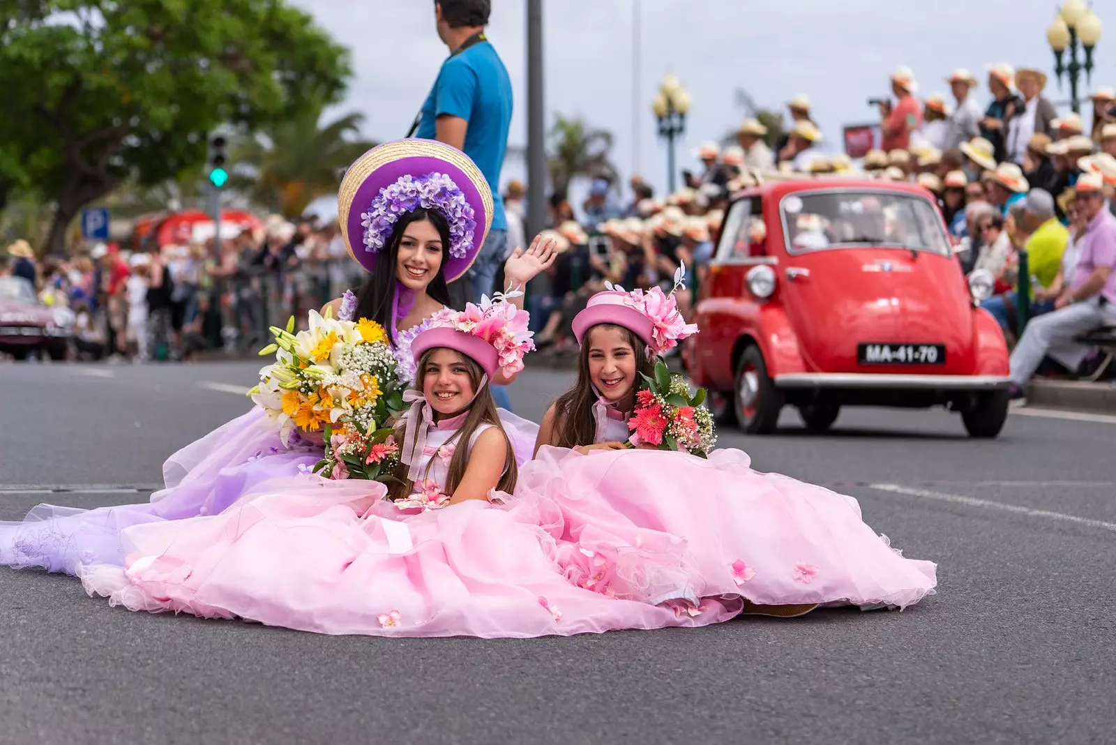 Nguo za tani za pink na zambarau za gwaride la kielelezo la Festa da Flor huko Madeira.