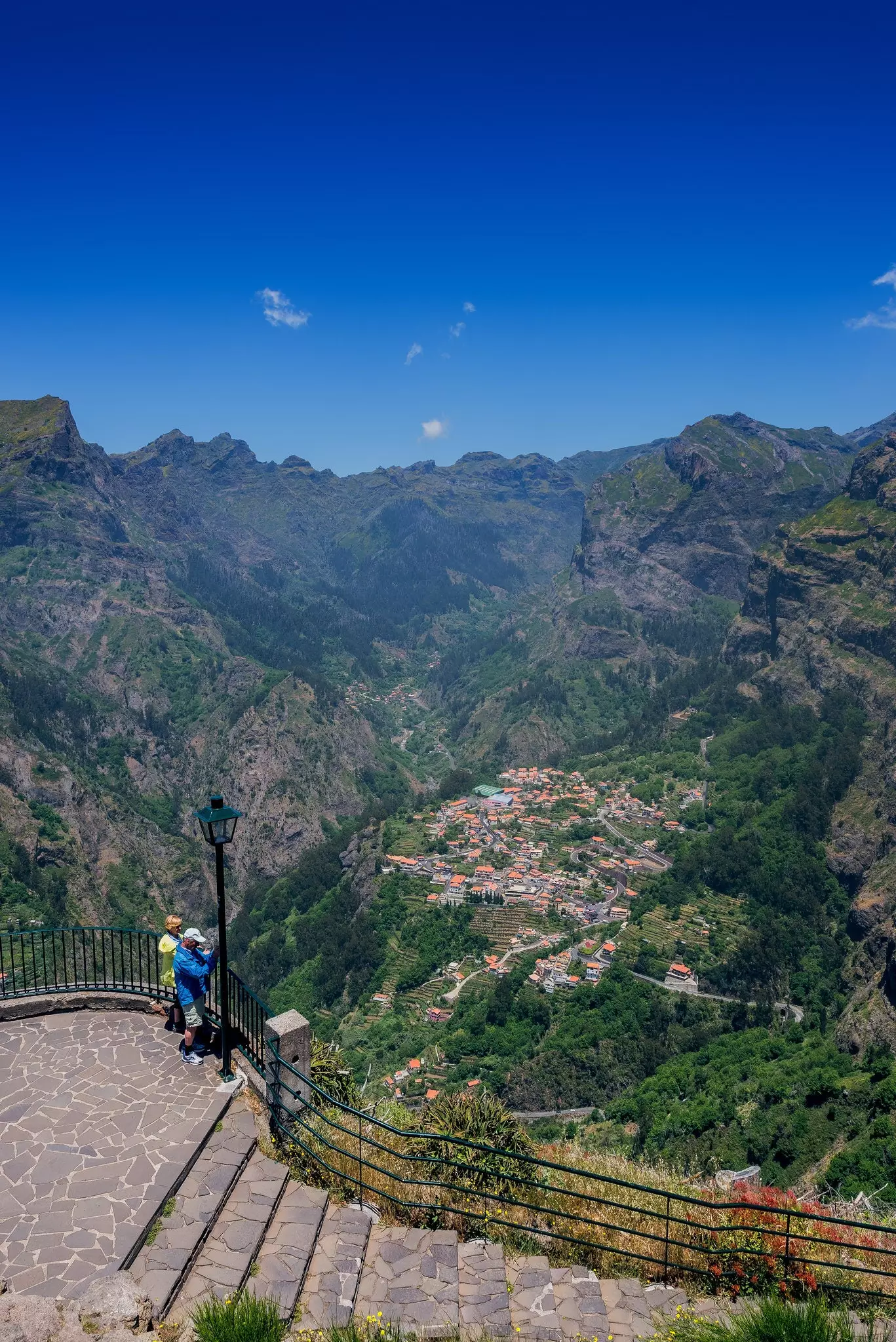 Miradouro Eira do Serrado ar skatu uz Curral das Freiras starp kalniem