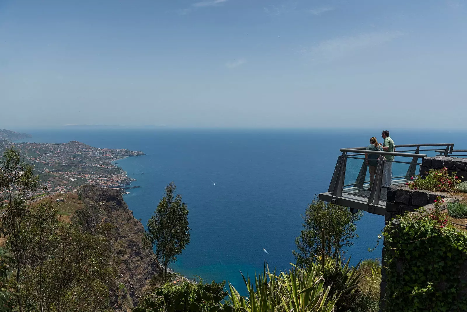 Mtazamo wa Cabo Girão na maoni ya pwani ya Madeira na bahari