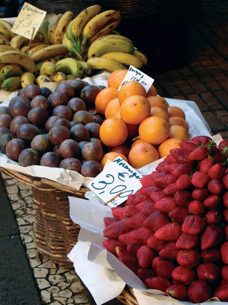 Zemenes, marakujas apelsīni un banāni augļu stendā Funšalas Mercado dos Lavradores