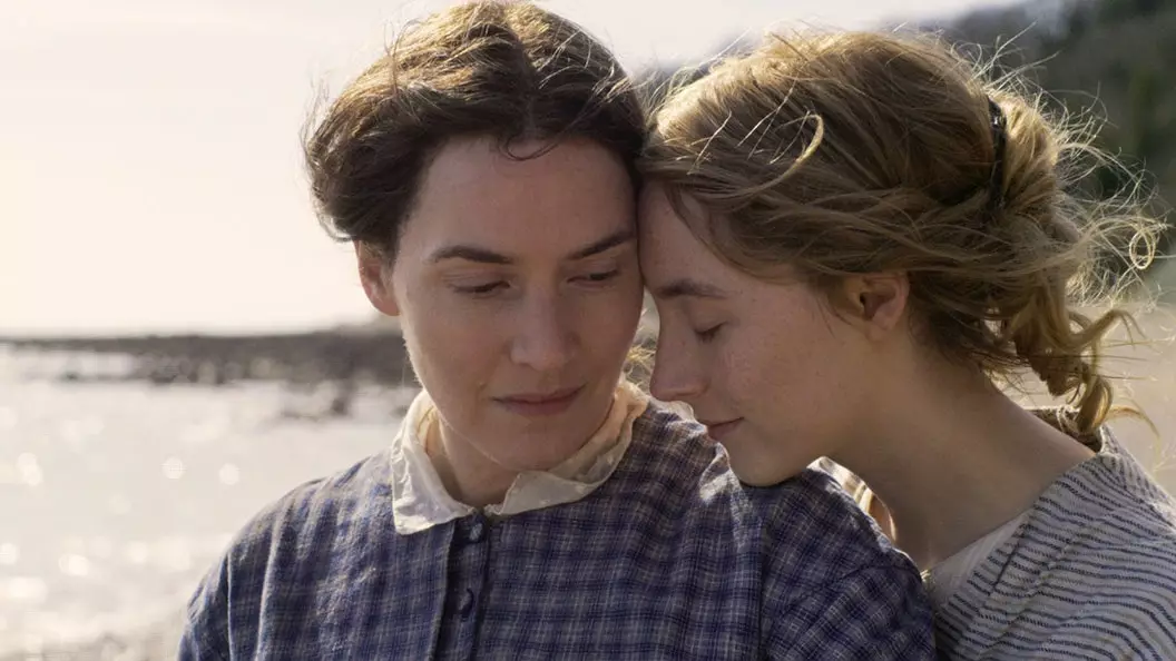 Kate Winslet là Mary Anning, mẹ của cổ sinh vật học