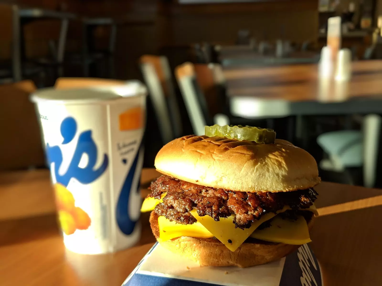 Marinēti gurķi ārpusē ir hamburgeru ģēnijs, kas "ražots" Culver's.