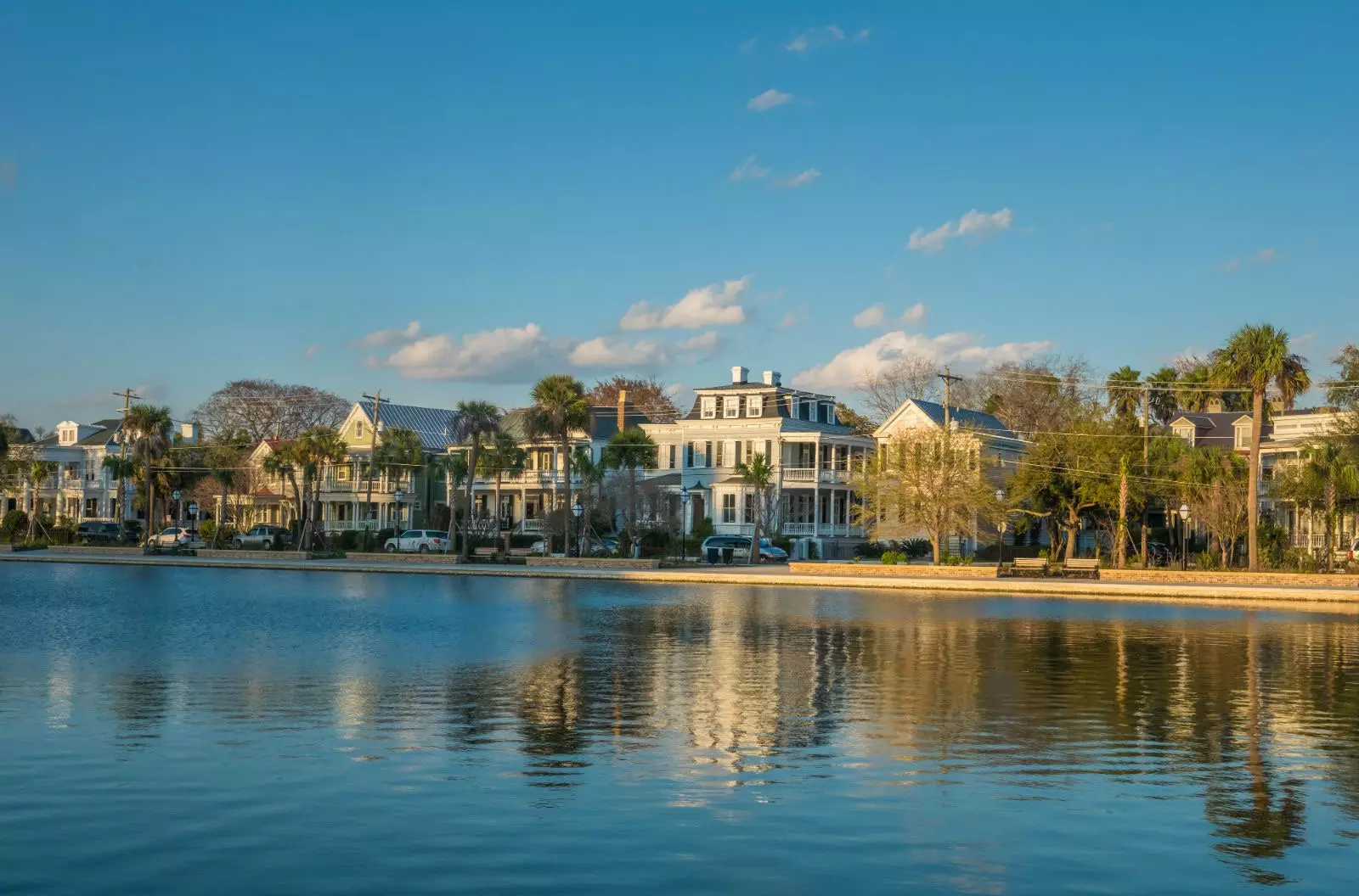 Colonial Gölü'nde gün batımı bu kadar güzeldir.