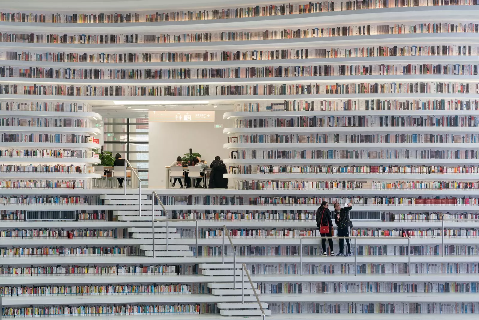 Oändliga böcker fyller hyllorna på Tianjin Binhai-biblioteket