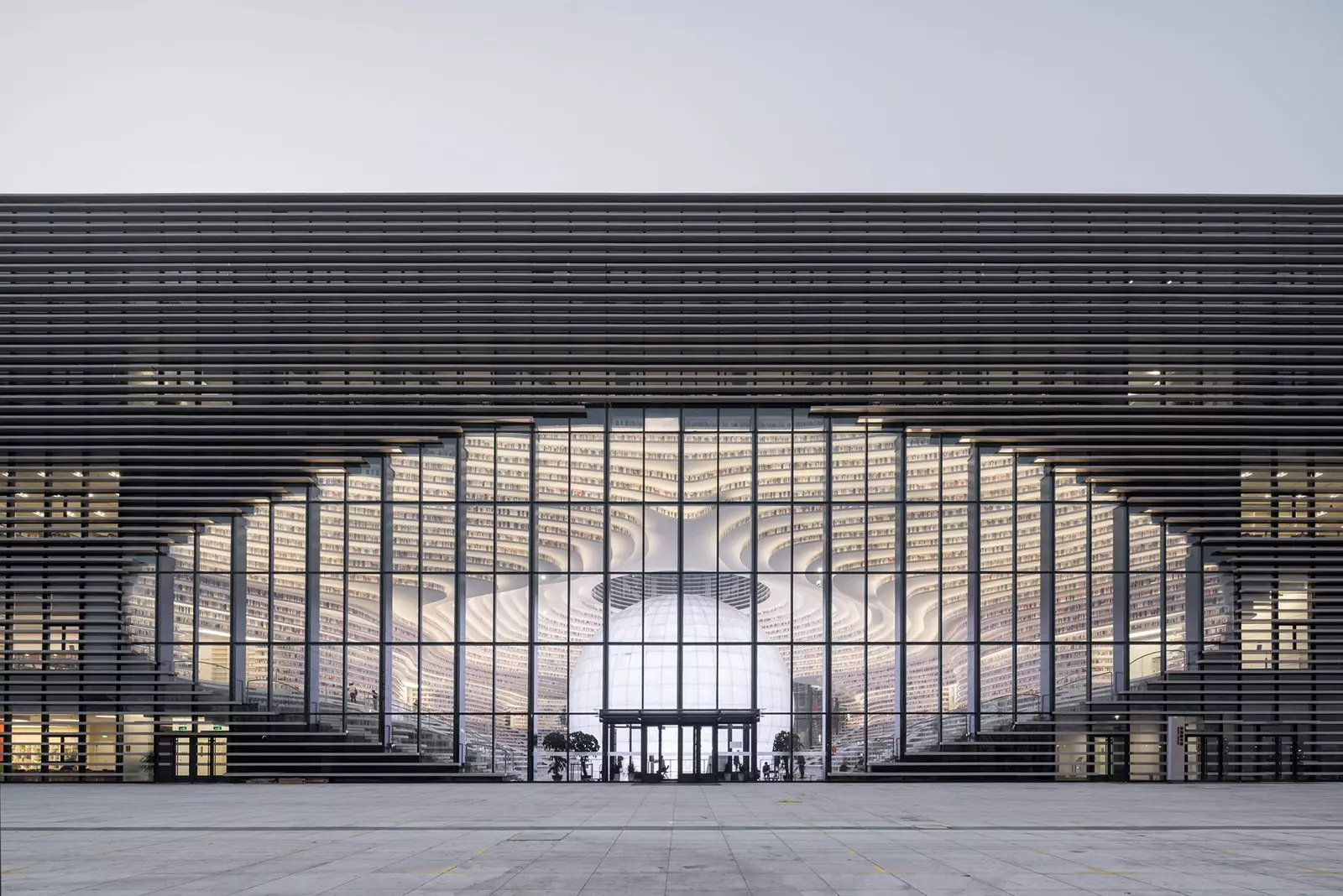 Pintu masuk ke Perpustakaan Tianjin Binhai