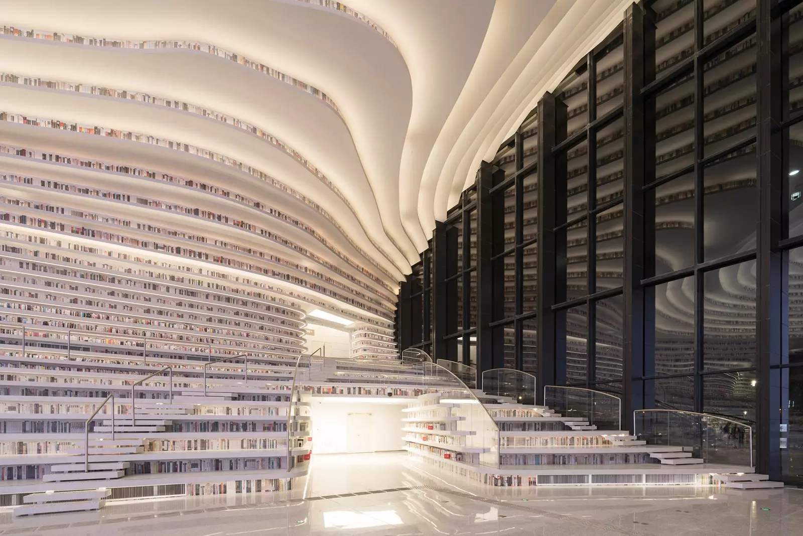 Les ondulants prestatgeries de Tianjin Binhai Library