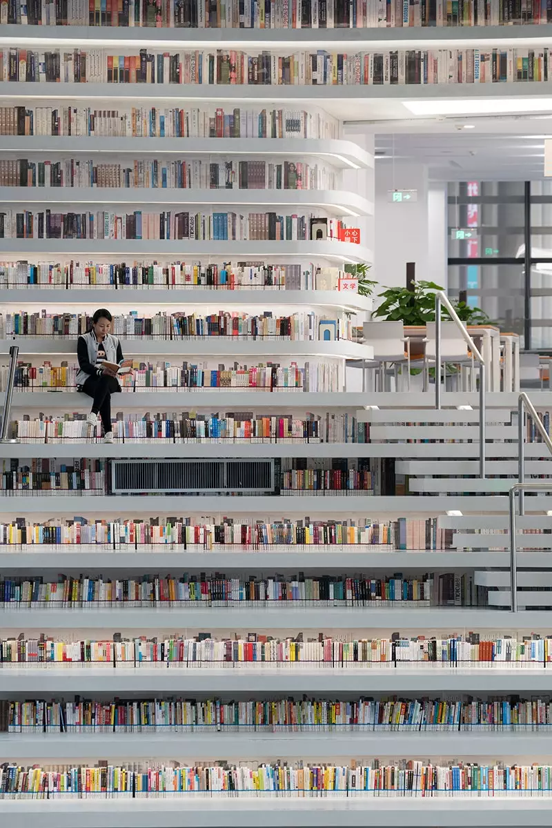 Immaginati sui gradini della Biblioteca Tianjin Binhai