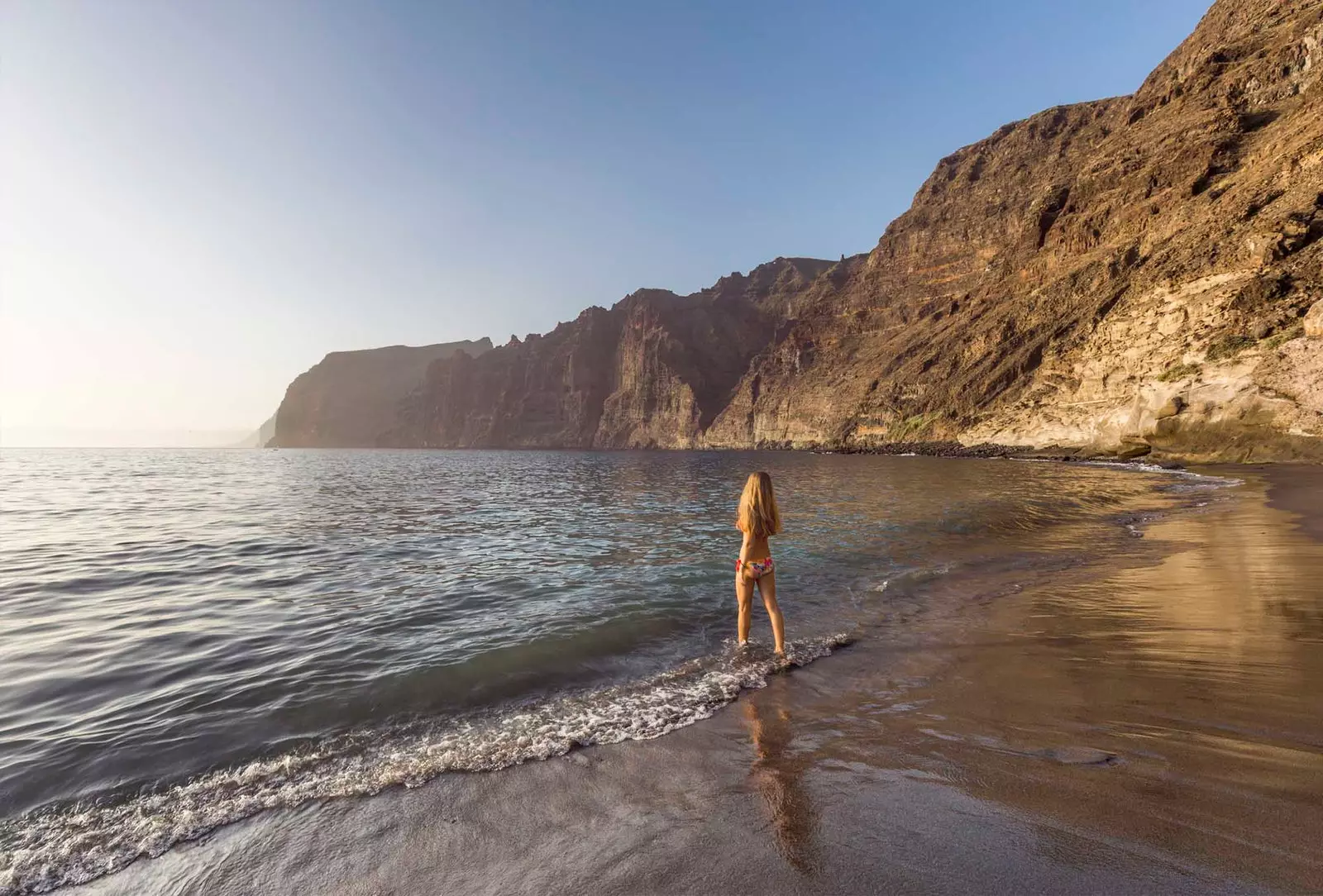 meisje aan het baden op het strand in tenerife