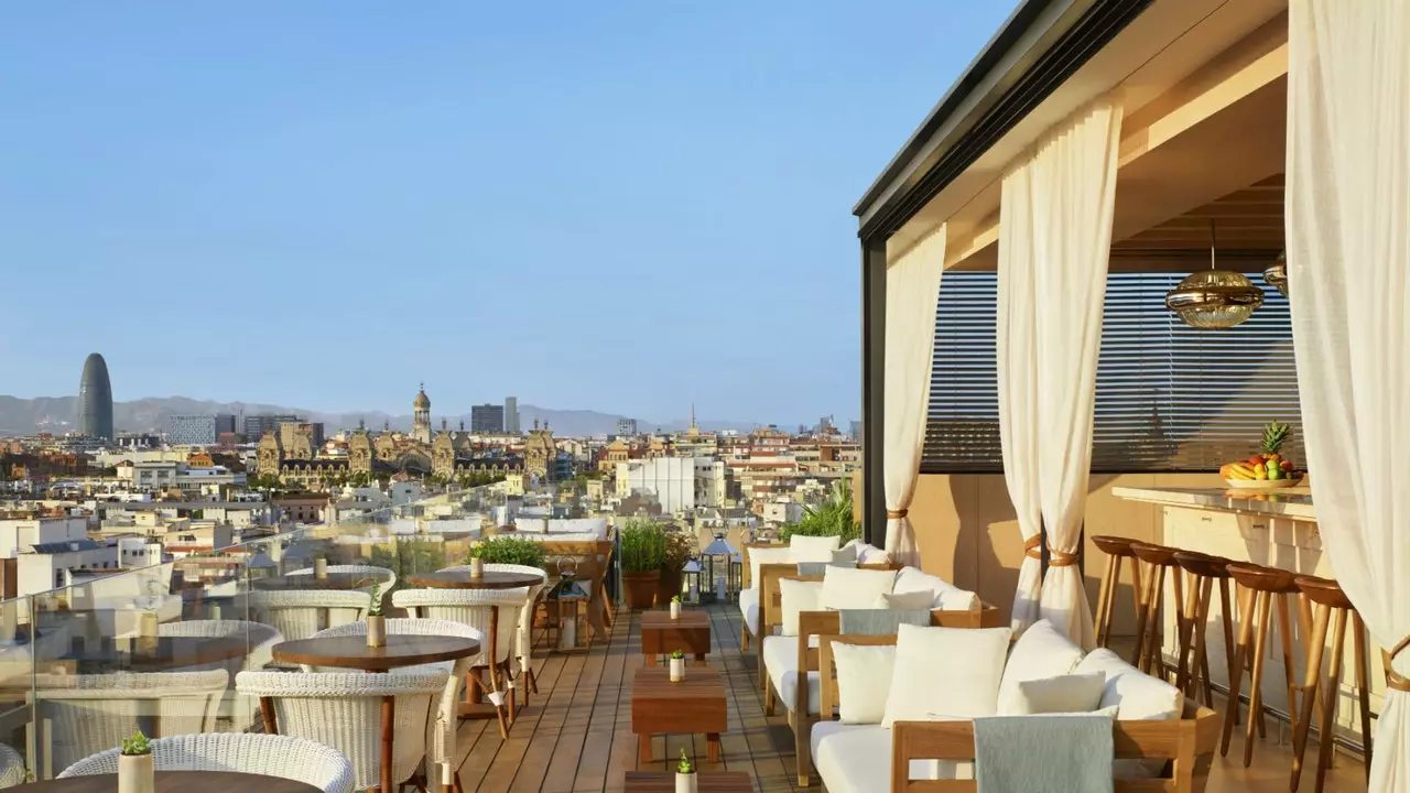 Dit is The Roof, het terras dat wel weet te genieten van de zomer in Barcelona