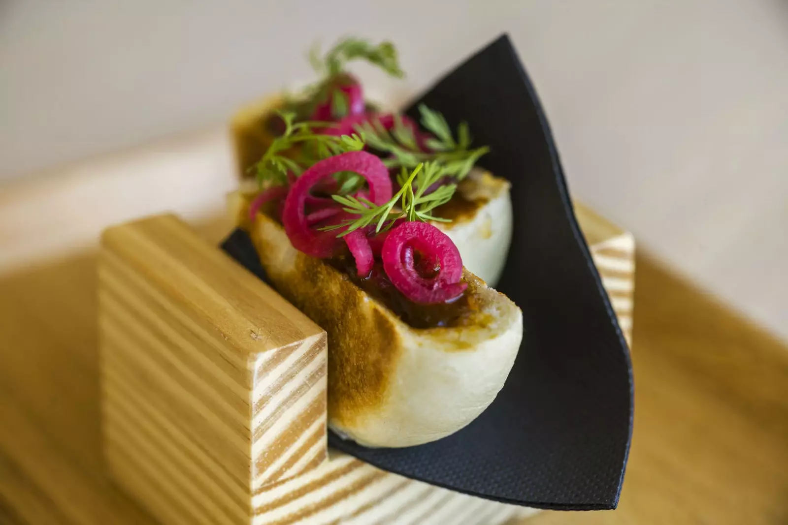 Issib novitajiet fil-menu bħall-Lamb Bao.