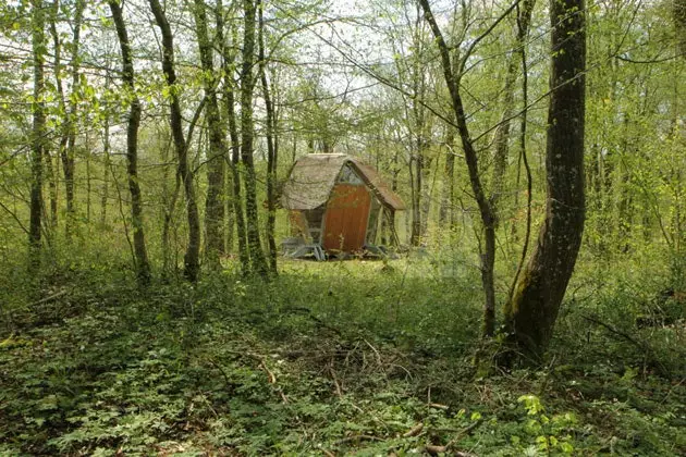 Una de les cabanes de Matali Crasset als boscos de Lorena França