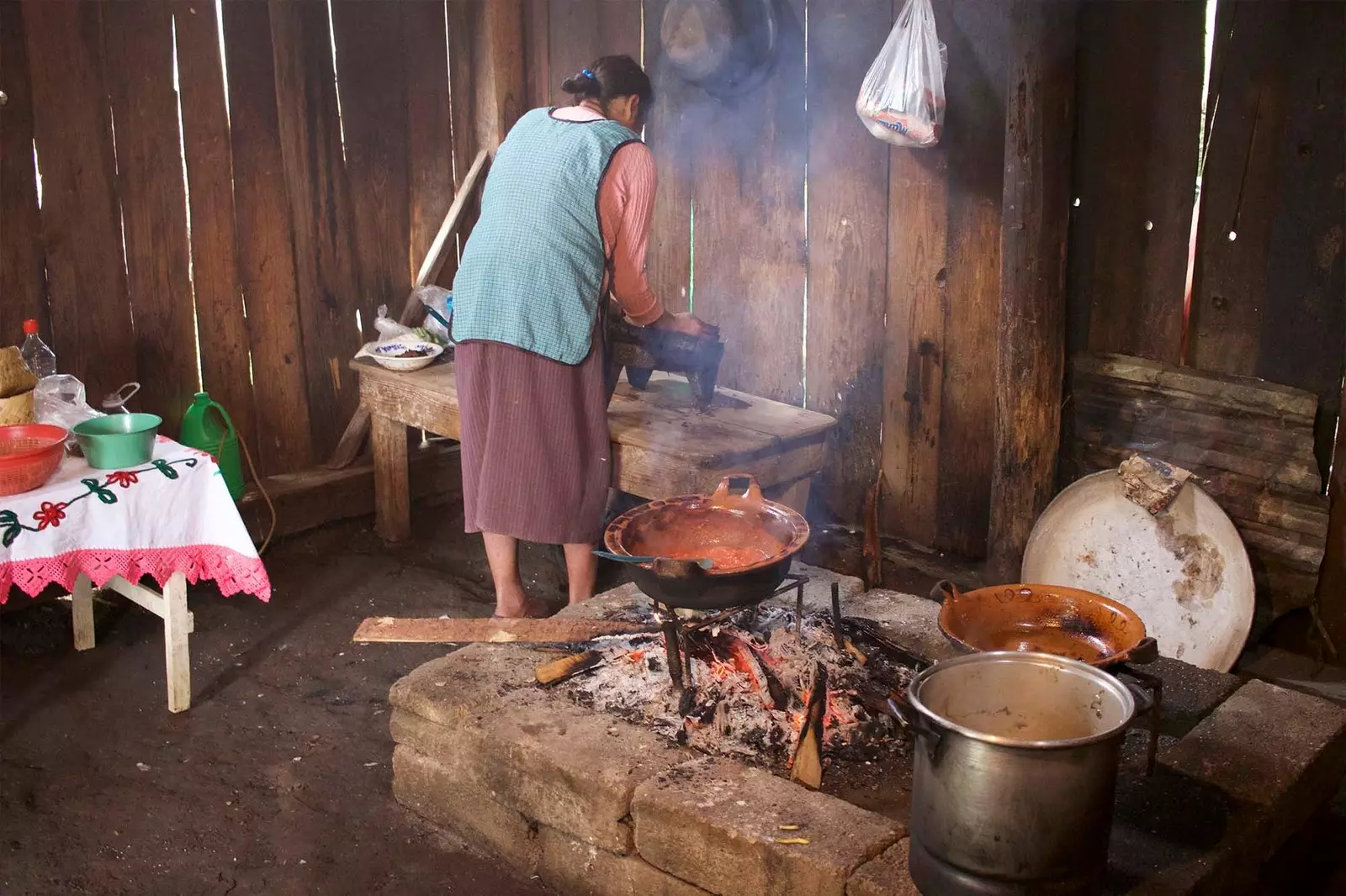 wanita asli Meksiko memasak