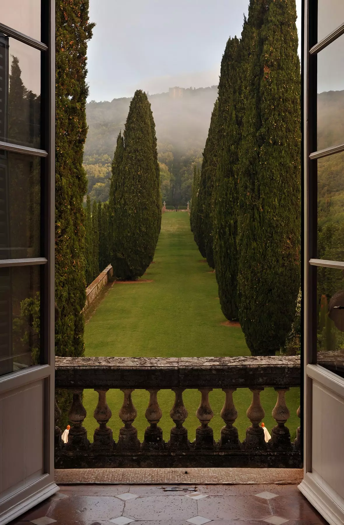 Blick von einem Balkon auf die Gärten der Villa Cetinale