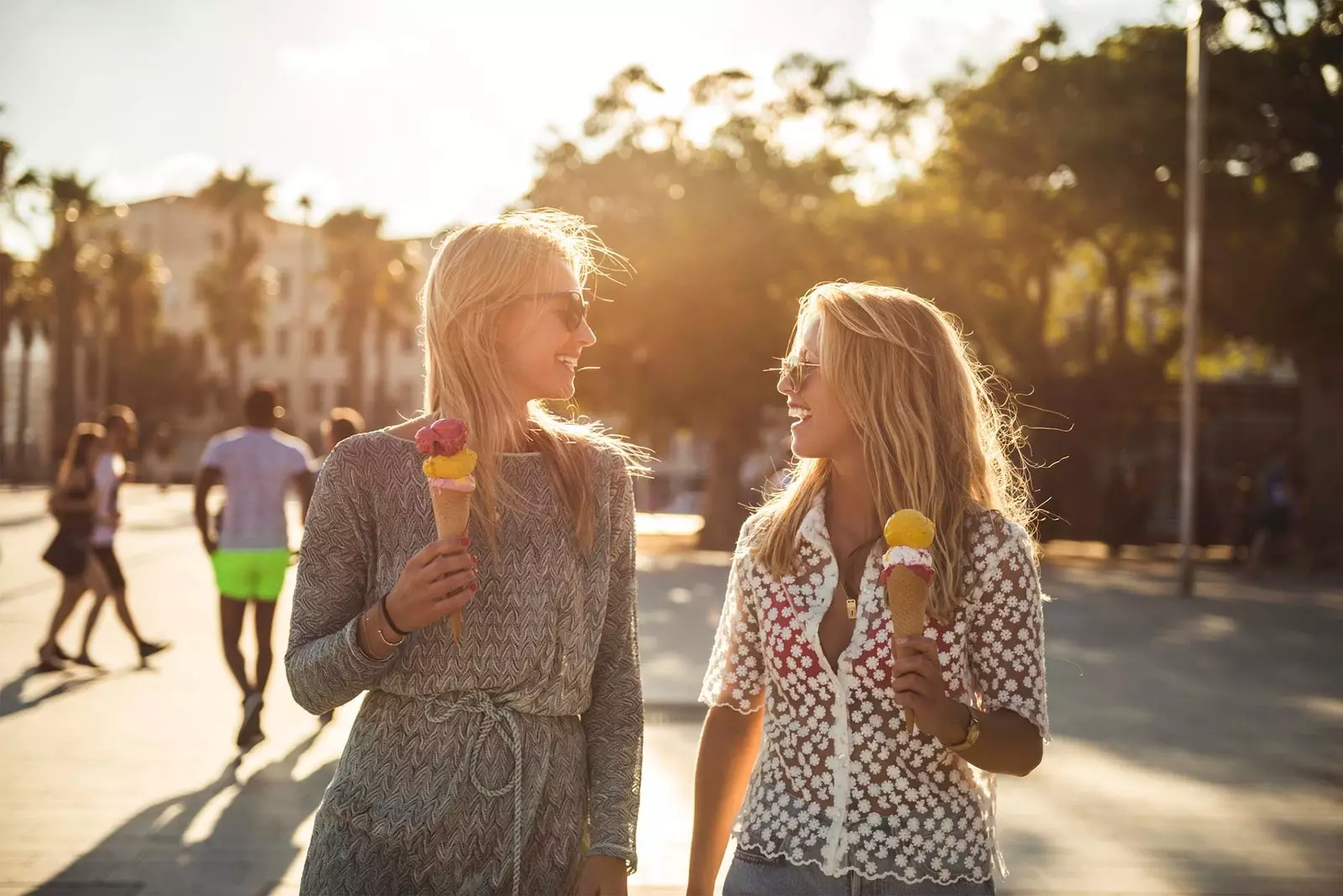 dua orang gadis sedang makan aiskrim