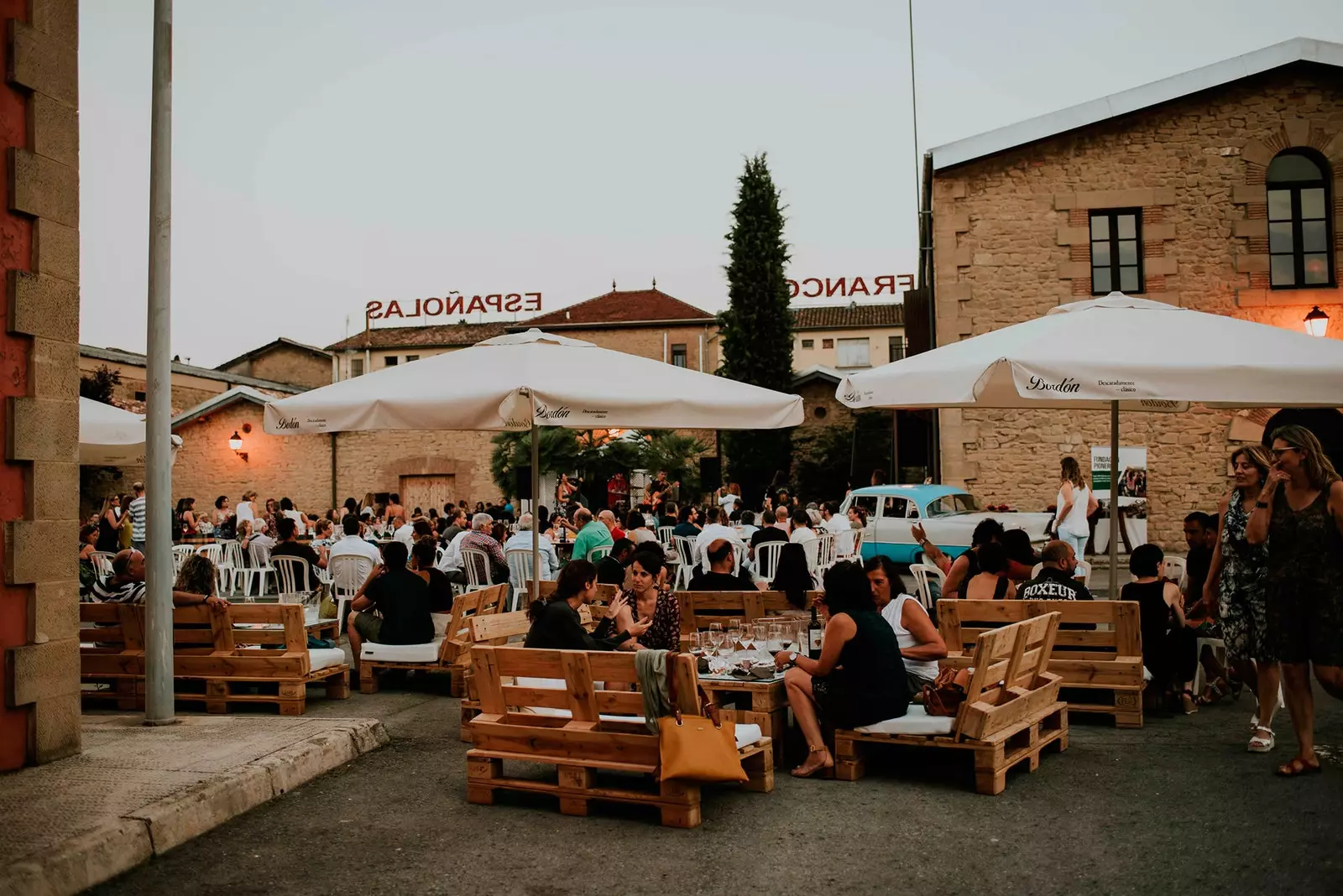 Open-Air-Kino-Sessions, die von französisch-spanischen Weingütern organisiert werden