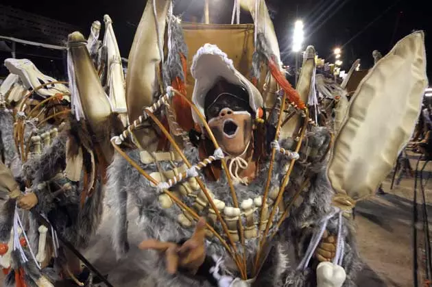 Romerska indianer... Rio de Janeiros karneval är en hyllning till olika kulturer