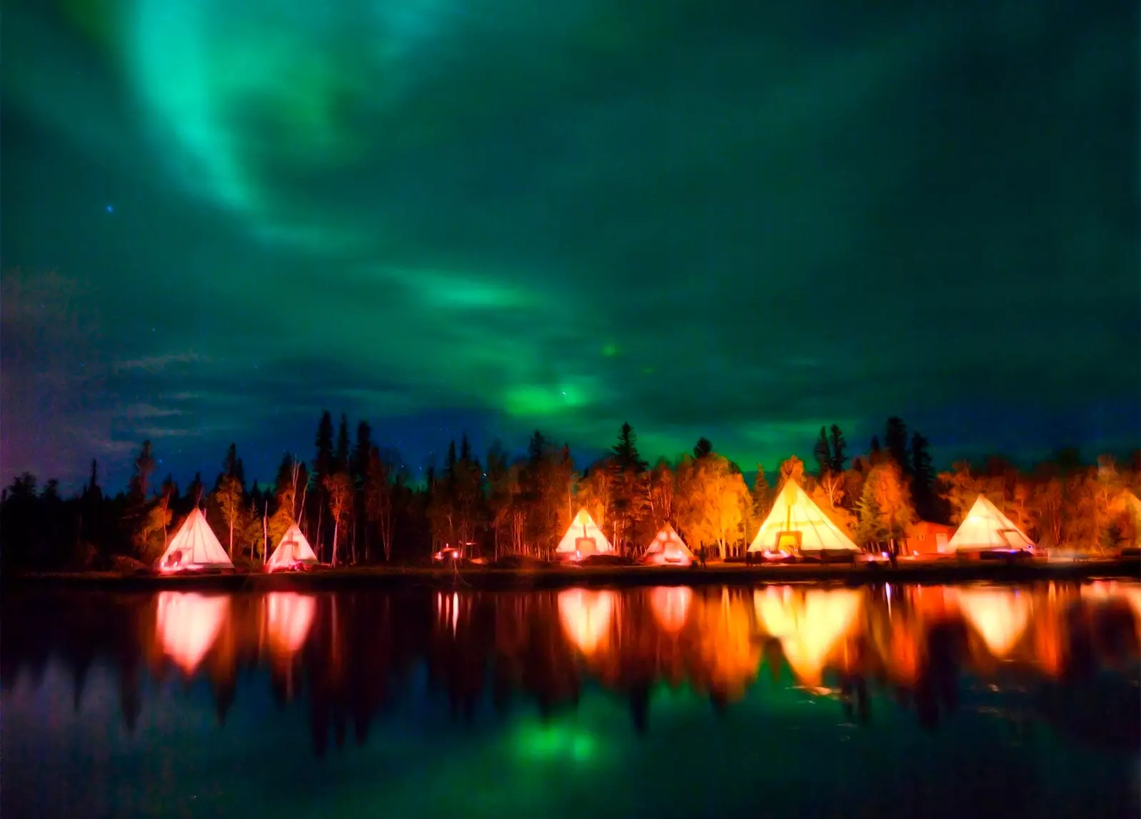 kijiji cha aurora tazama taa za kaskazini tipis yellowknife canada