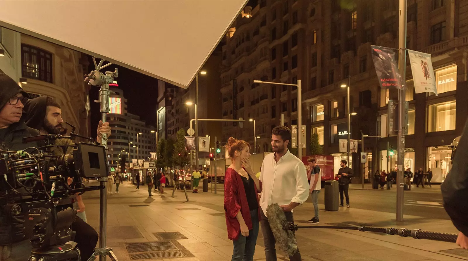 Valeria a Víctor e Moien op der Gran Vía.