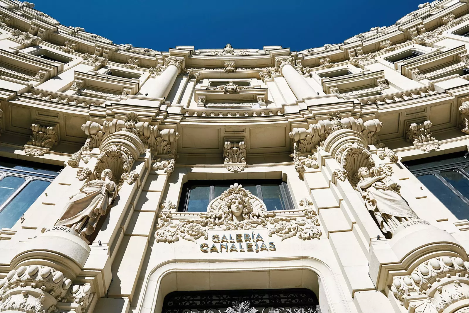 Seseña Het honderdjarige huis achter de uniformen van Galería Canalejas