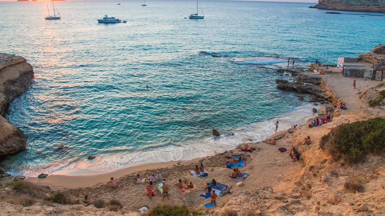 Ibiza, in Gefahr, bewaffnet sich, um Einwegkunststoffe zu beenden