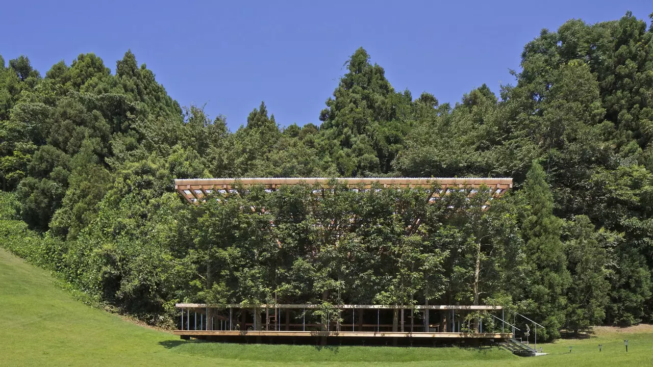 Japan conquers with an open-air theater that is immersed in nature