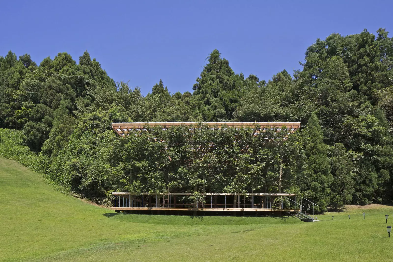 Questo teatro è immerso nella natura di Karube Japan