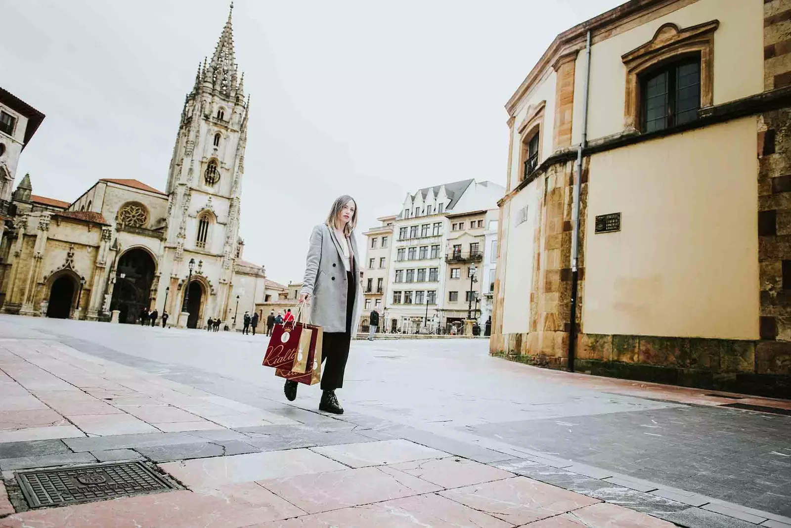 Dona caminant per Oviedo amb moscovites